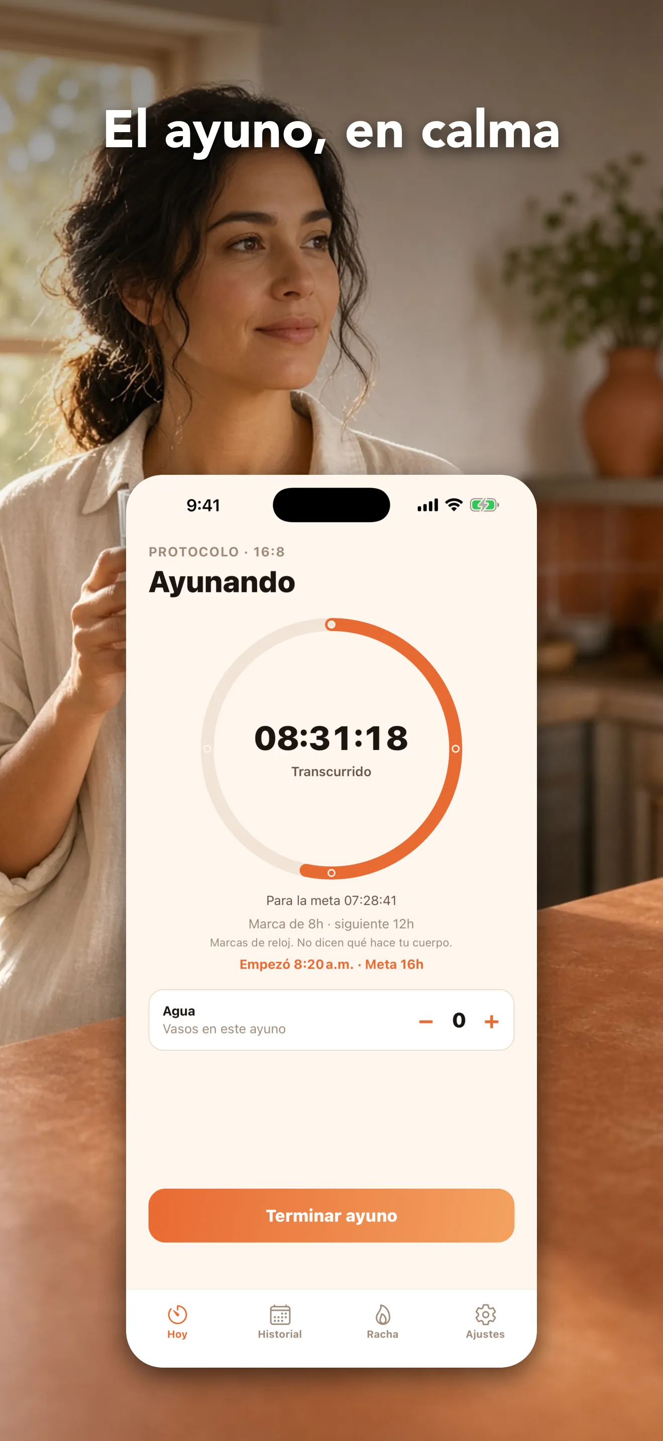 Mujer en su cocina sosteniendo un iPhone con Fastii abierto